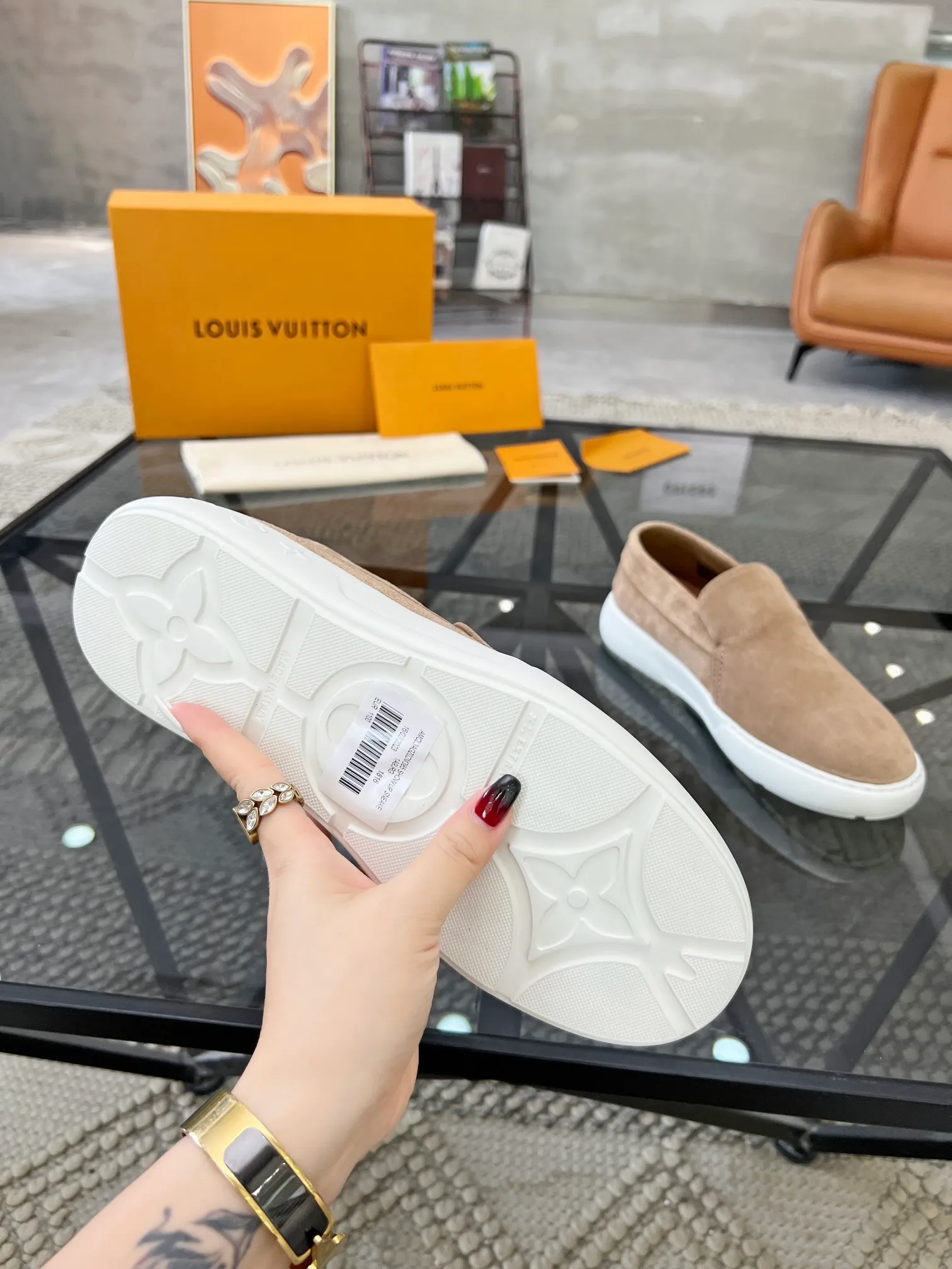 Factory price: 520💰 LV🔍Top purchasing agent🇮🇹 Road The most popular sneakers are available at the same time in the super popular sports shoe counters. The uppers are made of Italian original imported cowhide fabric. The classic and generous layout is a must-have for fashionistas. The complex craftsmanship is perfectly reproduced. The imported soft water-dyed cowhide lining is padded. The soles are: original soles specially provided by the factory. The exclusive foamed molded soles are super comfortable. The original factory follows the order. 🔍🔍High quality. You can go in and out of the counter at will. Welcome to compare. Size 39-45 (38 can be ordered)